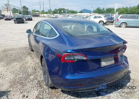 2018 Tesla Model 3 Long Range/Mid Range z USA, uszkodzony, nr VIN 5YJ3E1EA5JF027025